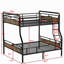 Lit superposé noir au-dessus d'un très grand lit double au design pratique avec tête de lit en métal