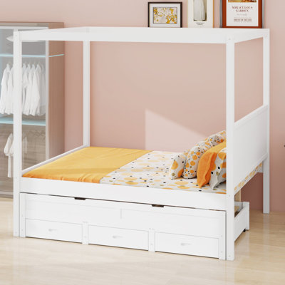 Un lit plateforme à baldaquin avec lit gigogne et tiroirs apporte un charme rustique de ferme à n'importe quelle chambre.