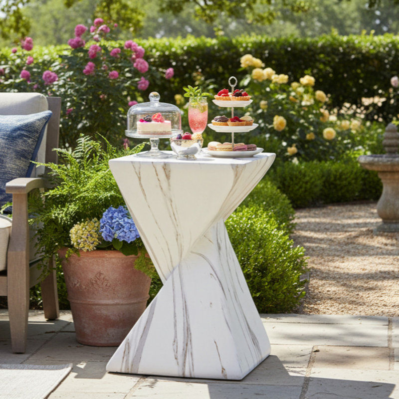 Table d'appoint moderne en béton 18,5 po de hauteur, table de bout de patio avec motif cannelé sculptural, table d'appoint minimaliste géométrique résistante aux intempéries pour le jardin, le balcon et la piscine, marbre blanc