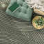 Tapis moderne avec motif de lignes courbes en vert-700136425