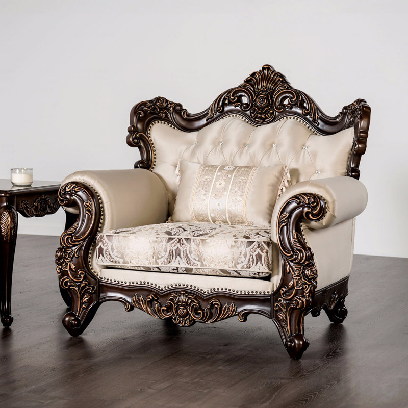 Fauteuil d'appoint de style traditionnel 1 pièce avec accoudoirs roulés et garniture cloutée avec coussin capitonné à dossier et cerisier foncé au fini beige