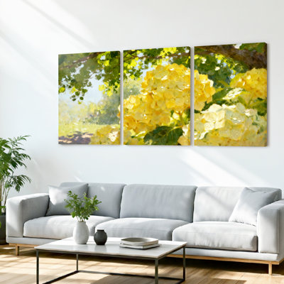 Ensemble de 3 panneaux de toile tendue représentant des hortensias jaunes ; décoration moderne inspirée par la nature, idéale pour le salon, la chambre ou le bureau à domicile.