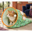 Du papier froissé et une balle en peluche transforment ce sac tunnel pour chat, idéal pour jouer à cache-cache, en un jouet interactif.