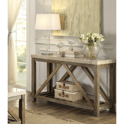 Console industrielle avec plateau en marbre blanc crémeux et structure en bois, mobilier de salon, rectangulaire, finition patinée, support en angle, plateau en bois avec tablette inférieure, table,