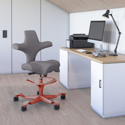 Fauteuil réglable en hauteur avec repose-pieds HœG Capisco