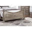 Chambre à coucher avec très grand lit, champagne antique, cadre de lit de style traditionnel américain de couleur argent, avec détails