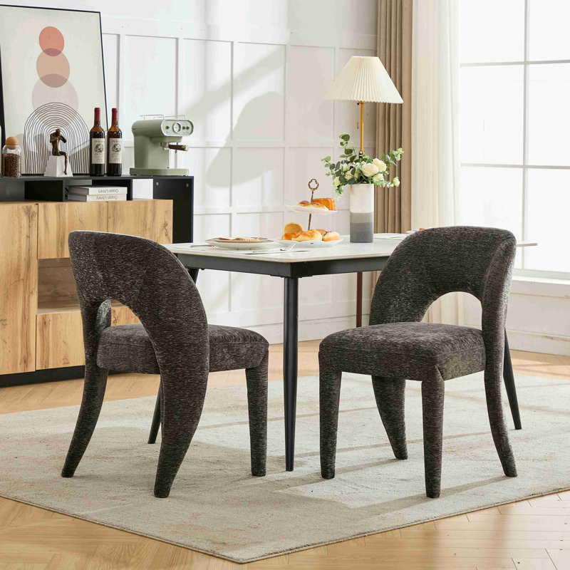La chaise de salle à manger en chenille présente un dossier évidé convenant aux cuisines de restaurant