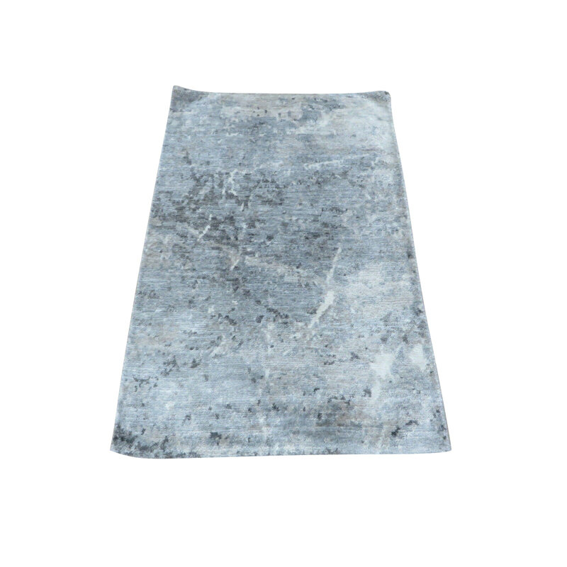 Tapis gris en soie noué à la main de conception unique 1 pi 11 po x 3 pi Bettine