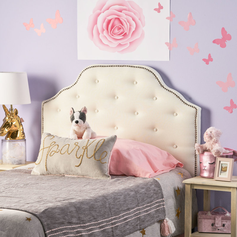 Tête de lit simple avec accents de capitonnage habilement décorés avec touche contemporaine et détails cloutés
