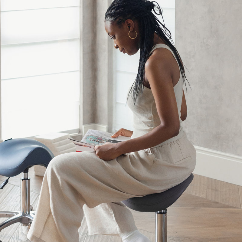  Tabouret à roulettes ergonomique pivotant avec anneau repose-pieds pour Hygienic Spa Spa Home and Office, Haku 506F (version de base + repose-pieds, noir)