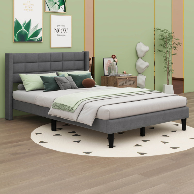 Grand lit plateforme tapissier avec pieds de soutien, gris