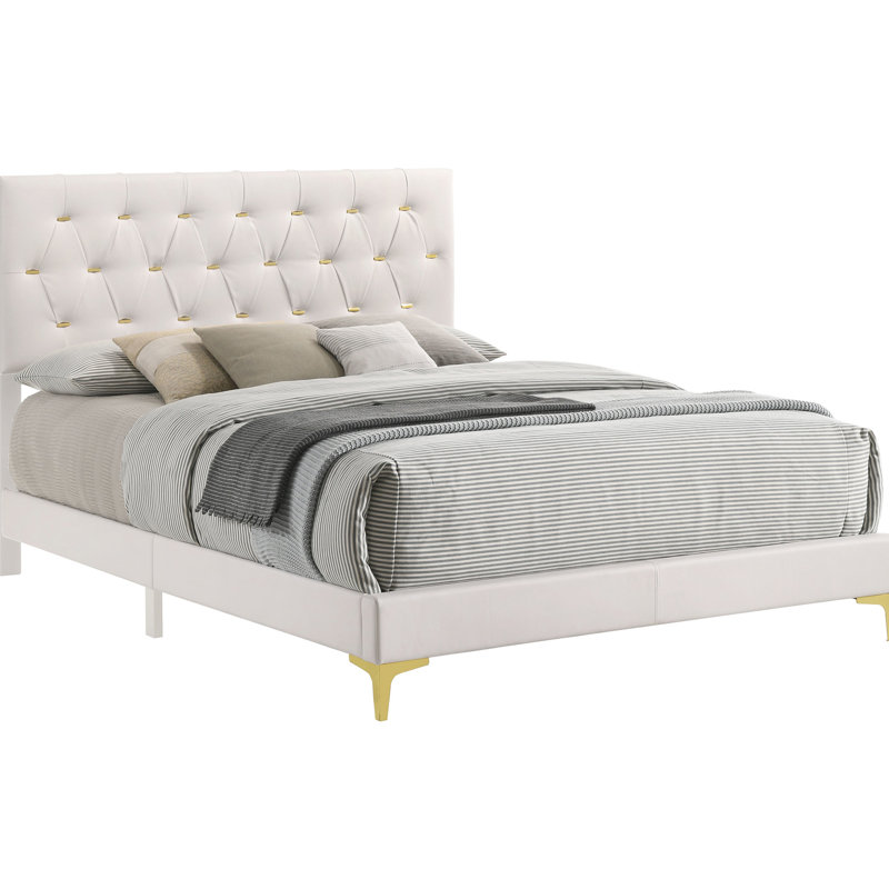 Très grand lit avec finition blanche, tête de lit rectangulaire et décor doré pour les décorations de chambre à coucher rembourrées, lignes épurées