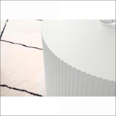 Table basse ronde contemporaine blanche avec relief fabriqué à la main - sans assemblage, panneau de fibres à densité moyenne durable pour le salon