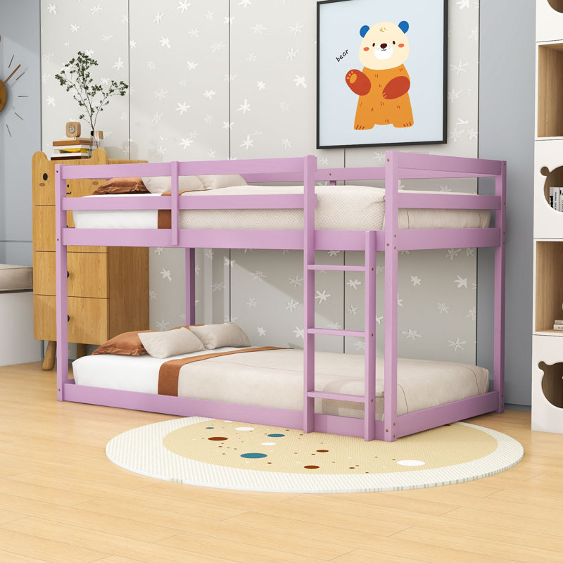 Lit superposé simple au-dessus d'un lit simple avec échelle en bois