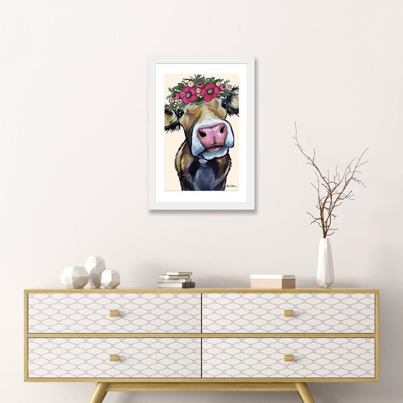 «Hazel The Cow Flower Crown On Cream» - reproduction de photo, H 32 po x l 24 po x P 1 po, Papier blanc