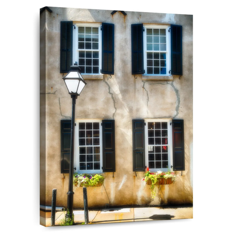 Lilie vue frontale d'une maison historique avec fenêtres, H 24 po x l 16 po