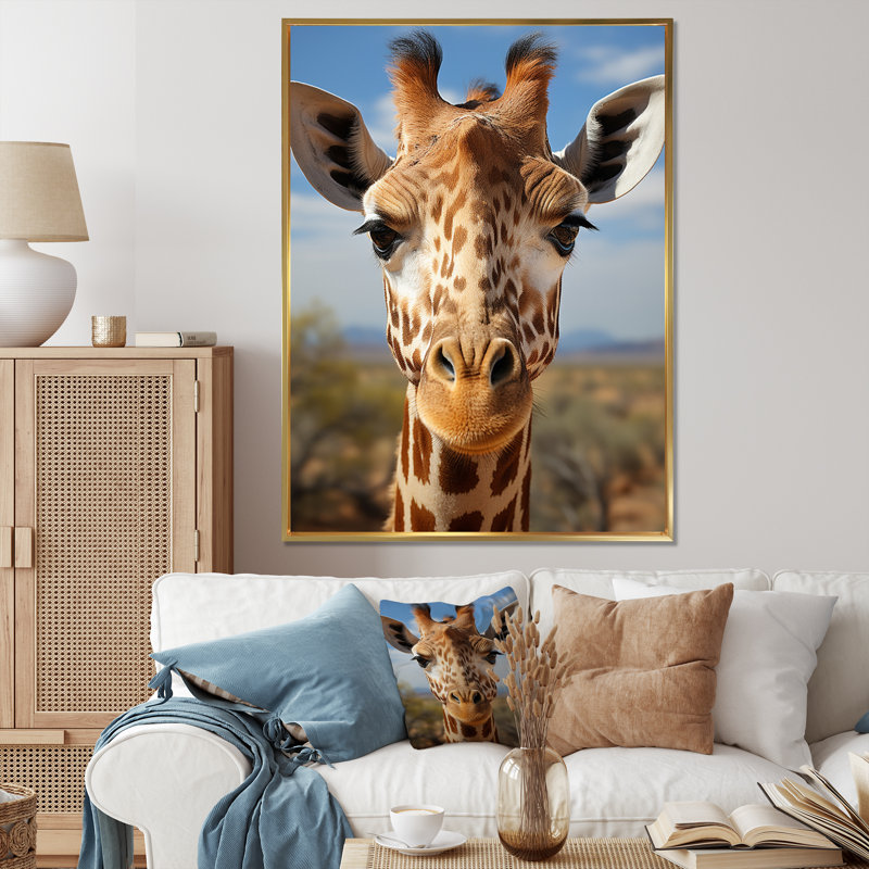 «Blue Giraffe Portrait I», reproduction d'art sur toile, H 40 po x l 30 po x P 1,5 po, Cadre flottant doré