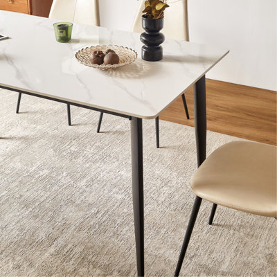 Table de salle à manger blanche avec plateau en carreaux de céramique et pieds en métal