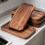 Ensemble de 4 plateaux de service rectangulaires en bois d'acacia (25,4 x 14 x 1,5 cm), compatibles avec les aliments, pour la cuisine, la table basse, le petit-déjeuner, le goûter et comme plateaux de rangement décoratifs.