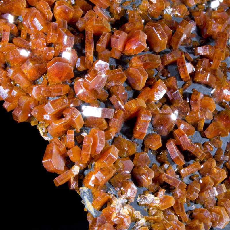 Vanadinite sur cristal de goethite