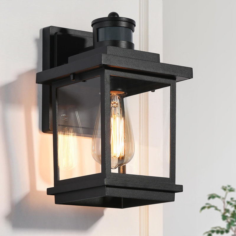 Adwita 1 lumière, lanterne murale extérieure noire crépusculaire de 28 cm (11 po) de hauteur, idéale pour les endroits humides.
