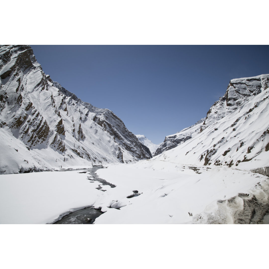 Schneebedeckter Himalaya-Berg von Triloks - Kunstdrucke auf Leinwand