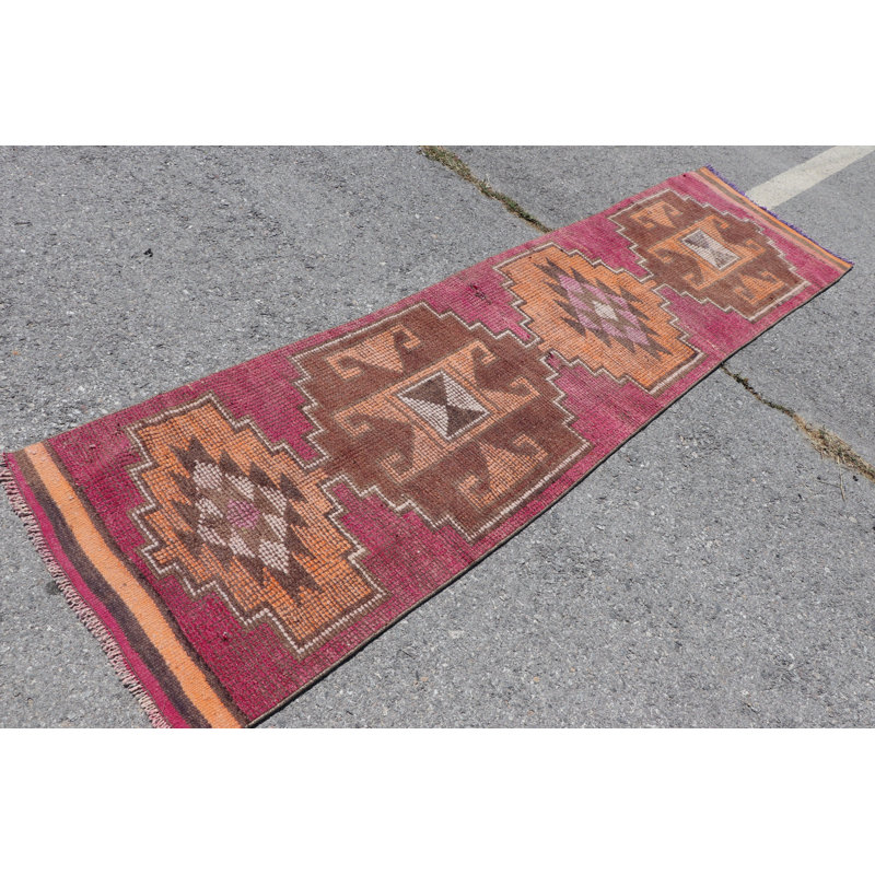 Tapis turc rétro tissé à la main avec un motif géométrique unique et des tons de terre chauds parfaits pour accentuer votre décor bohémien