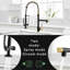 Robinet d'évier de cuisine à poignée simple avec tirette - noir et or, à empreintes digitales