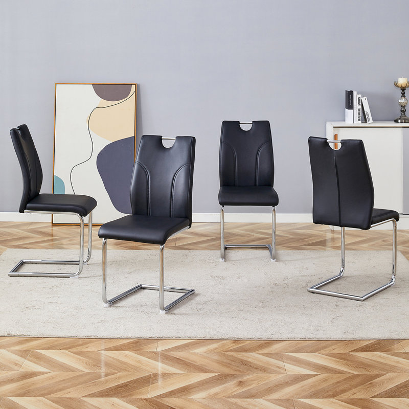 Chaise de salle à manger Black Pu (4 pièces) - Chic et fonctionnelle. Qualité PU, rembourrage en mousse. Conception ergonomique. Pieds argentés. Fabrication stable. Base coulissante. Des chaises respirantes). Matériau avec bon