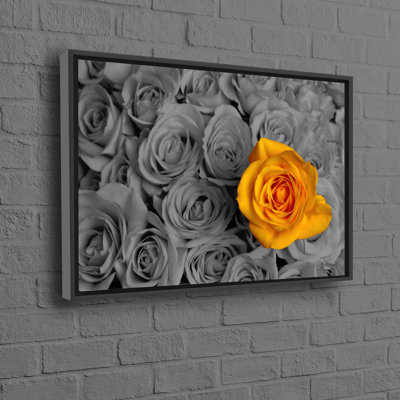Imprimé rose jaune sur toile de coton pour un décor minimaliste - idéal comme cadeau réfléchi ou élégant accent floral dans votre espace de vie