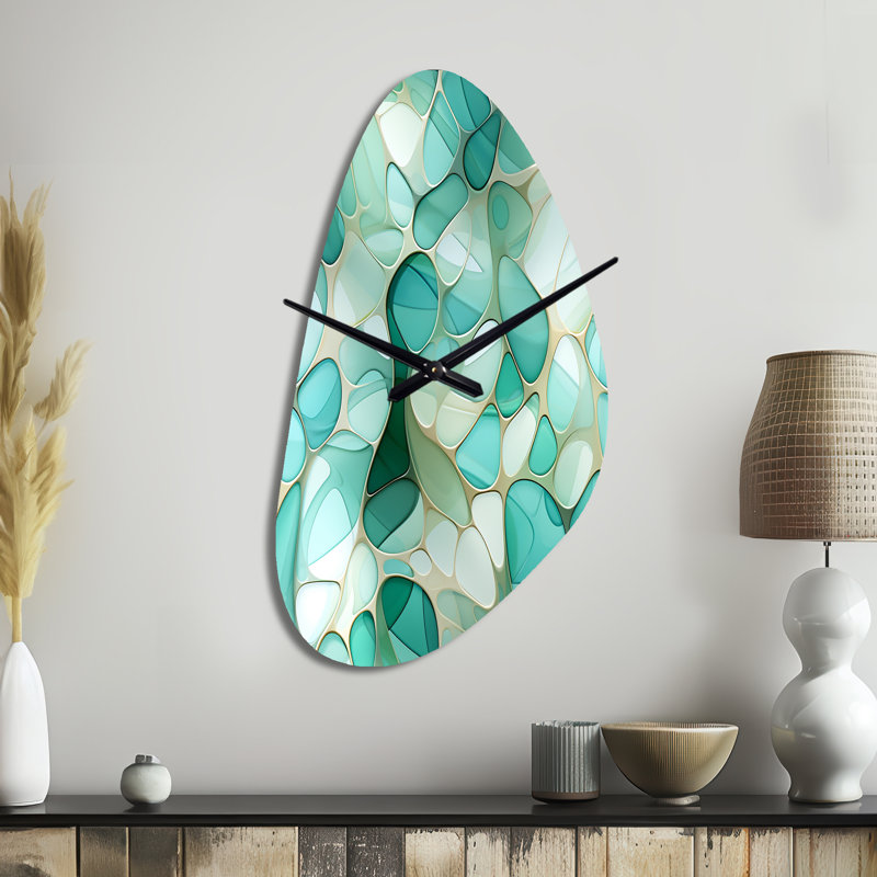Motif de bord de mer en mosaïque émeraude - horloge abstraite asymétrique en métal, horloge murale moderne à forme libre