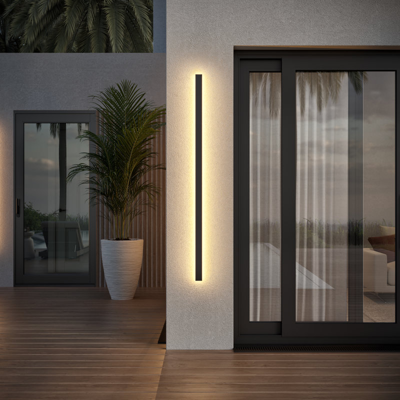 Lampe murale d'extérieur Svelte IP65 / chaude - 3000K, 24" H x 3.5" W x 2.2" D