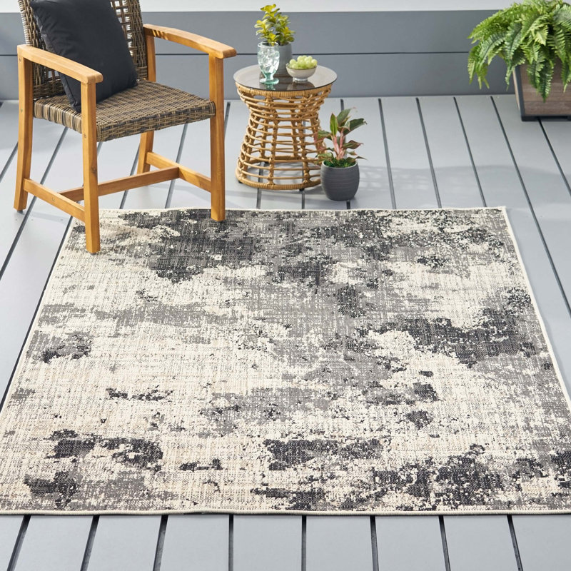 Black Ivory Rectangle Polypropylene 5'3"x7' Rug