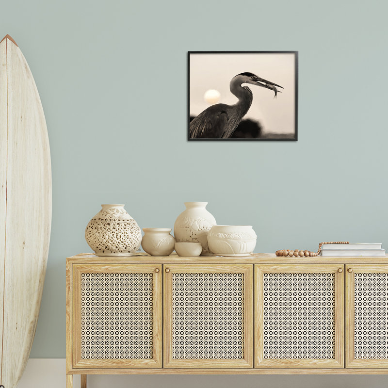 Héron se nourrissant de poisson, estampe numérique, design par Lori Deiter, H 16 po x l 20 po, Giclée encadrée noir minuit