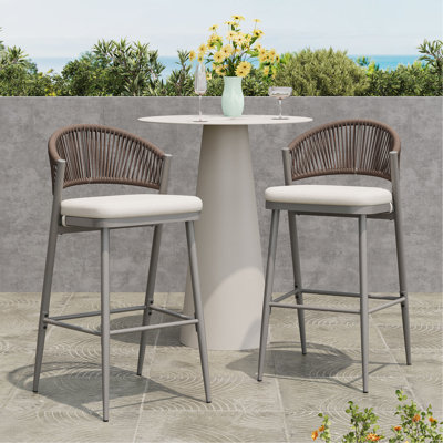 Tabourets de bar d'extérieur à structure en métal à hauteur d'assise 30,25 po avec dossier en forme de feston en rotin PE, ensemble de 2