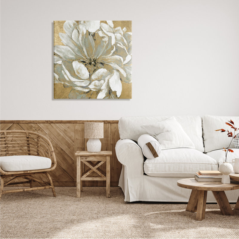 Abstrait pétales de fleurs de magnolia sur fond d'or par Carol Robinson - Peinture, H 30 po x l 30 po x P 1,5 po