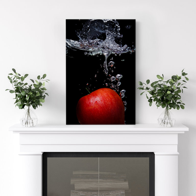 Pomme rouge vif dans l'eau sur toile, Toile tendue, H 18 po x l 12 po x P 1,5 po