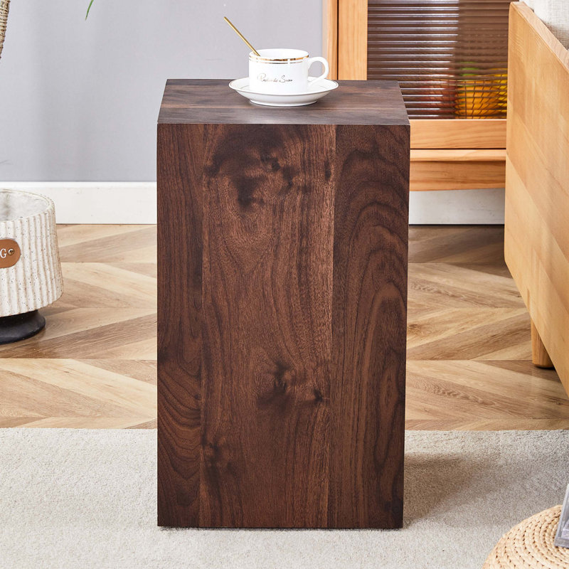 Table basse 12 pi x 12 po x 20 po en bois de noyer à grain de bois avec texture luxueuse, design compact et utilisation polyvalente.