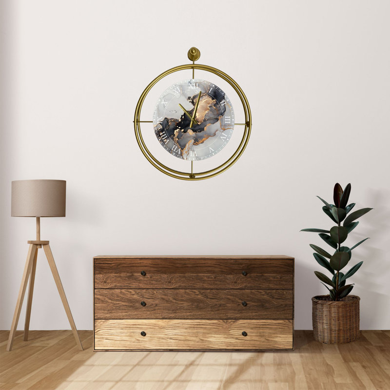 Horloge murale élégante en métal, finition dorée, 22,8 po x 25,6 po x 2,8 po | Fabrication 100% métal, poids léger 5,5 lb | Décoration élégante pour le salon, le bureau et la chambre à coucher, design intemporel