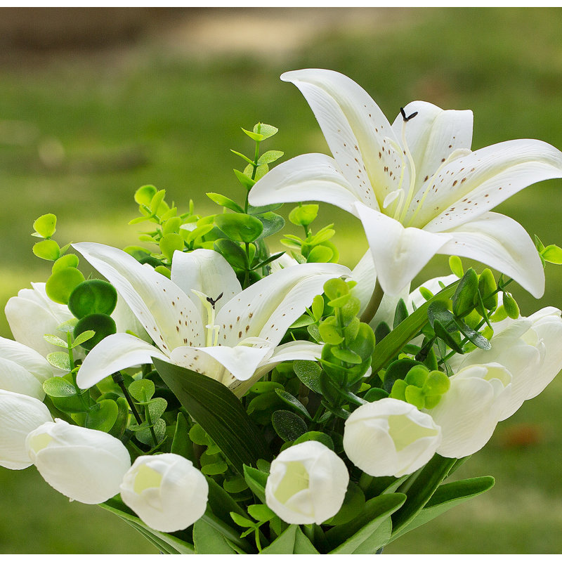 Arrangement floral mélangé dans un vase