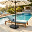 Base de parasol en porte-à-faux robuste de 165 lb résistante à la rouille avec roulettes lisses et base transversale stable pour un support de parasol de patio extérieur