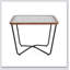 Table basse moderne carrée avec plateau en verre trempé et structure en métal robuste, parfaite pour les intérieurs contemporains et industriels.