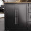 Îlot de cuisine noir avec support à épices, porte-serviettes et plateau de table en bois massif extensible