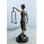 Statue en bronze Nifao Lady Justice - Sculpture d'intérieur / d'extérieur avec balances équilibrées, serpent sur base en marbre, fonte à la cire perdue fabriquée à la main, décor classique pour cabinets d'avocat et collectionneurs 9 po x 6 po x H 16 po