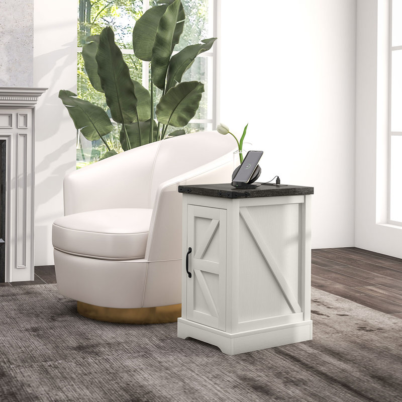 Table de bout avec station de charge et ports USB, table d'appoint Farmhouse avec armoire de rangement pour un espace de vie pratique et des espaces organisés.