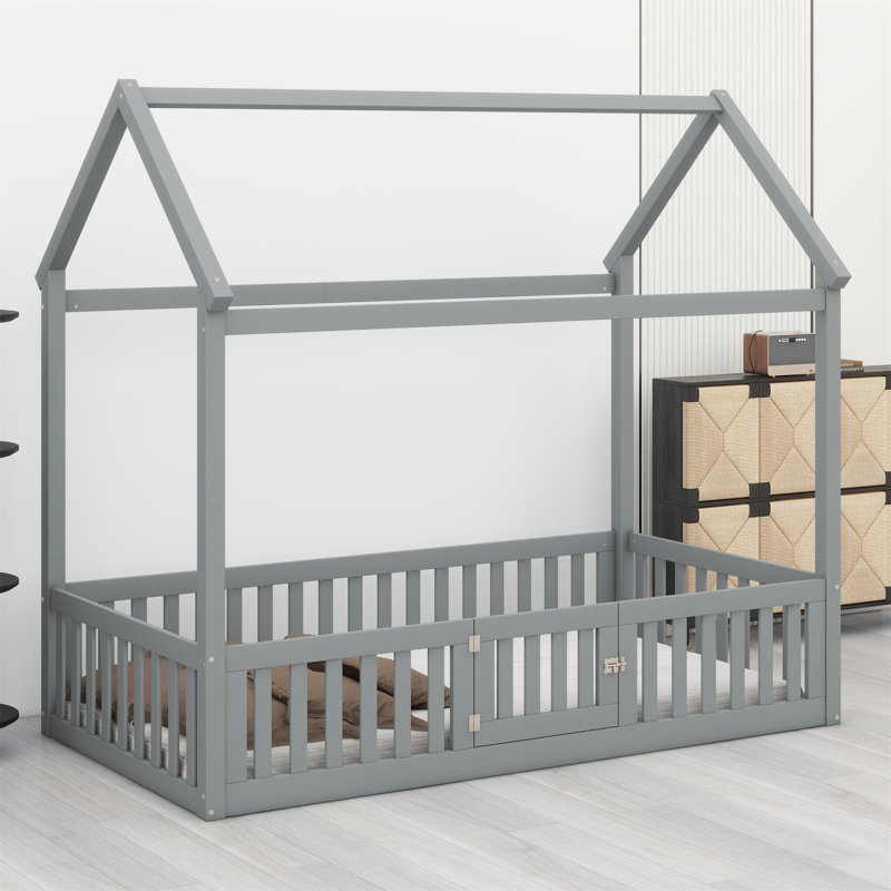 Lit en bois avec clôture et porte, gris