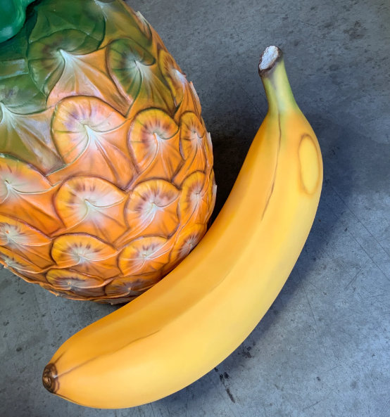 Statue de banane Burkle superposée