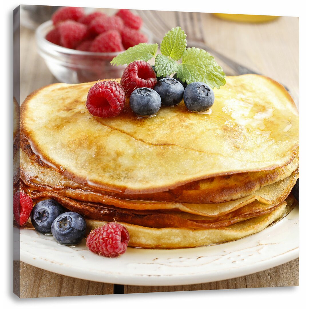 Leinwandbild Süße Pfannkuchen mit Beeren