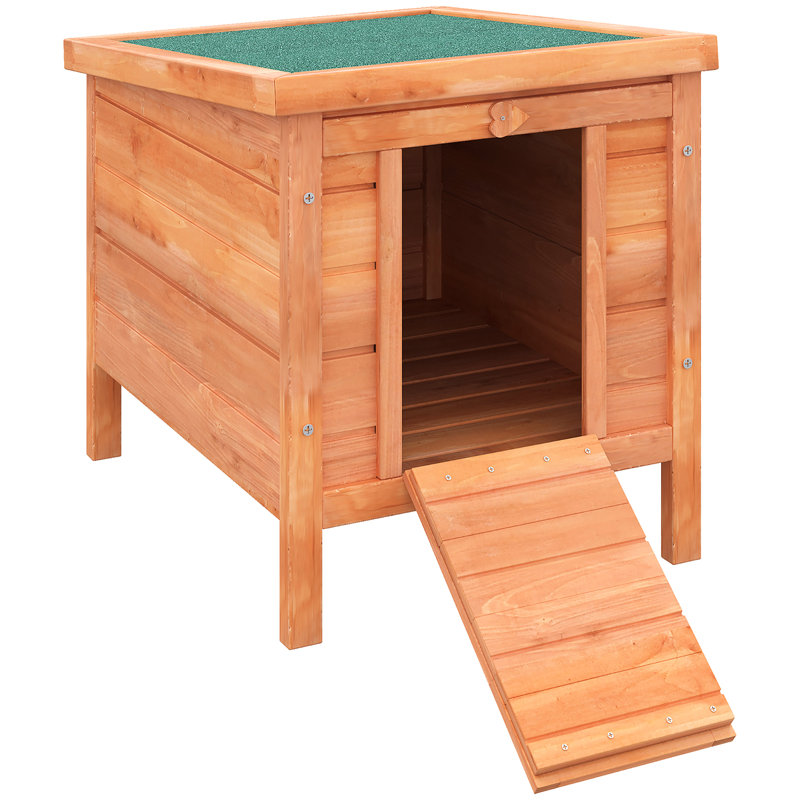 Maison de chiot en bois naturel - et l'intérieur confortable favorise la petite taille de l'animal