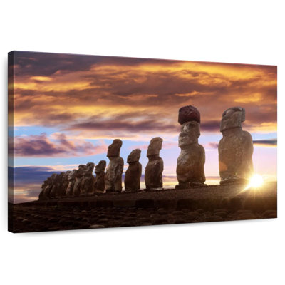 Lilie, soleil levant sur des statues Moai